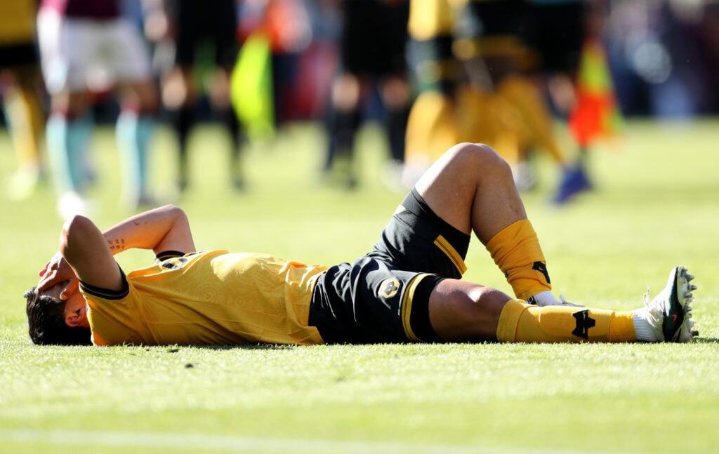 Hwang Hee-chan on the floor.