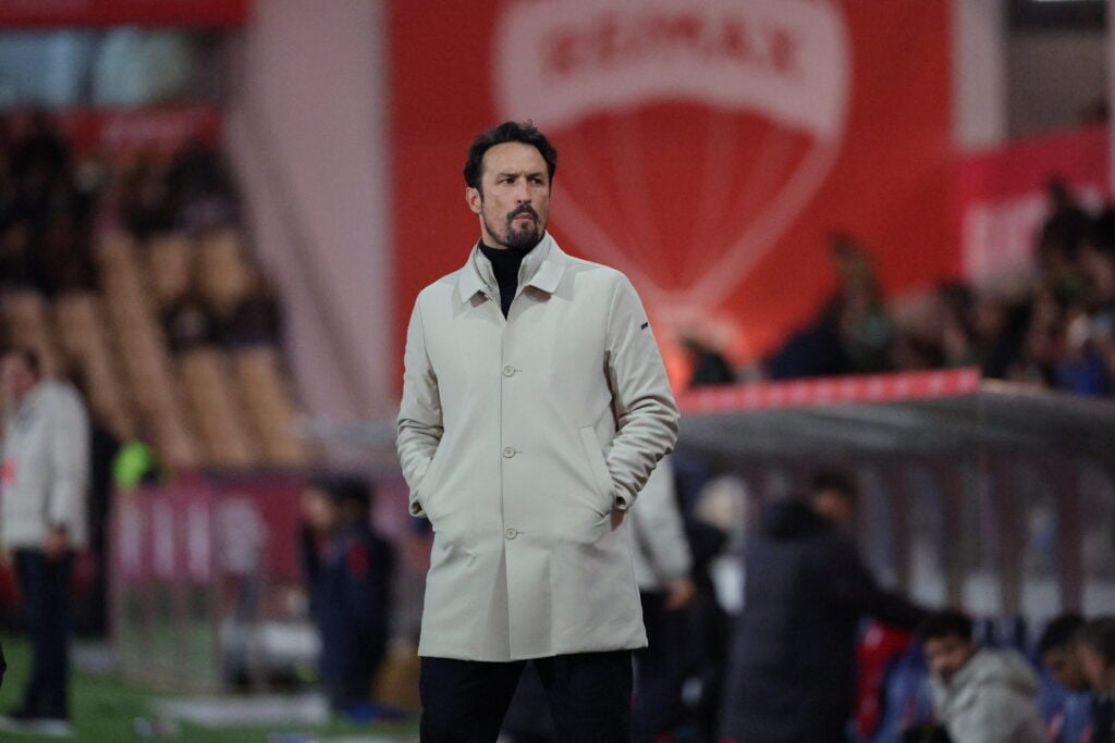 Cesar Peixoto managing Gil Vicente.